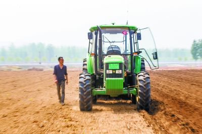 密云春耕新景 无人驾驶农机开启智慧农业新篇章